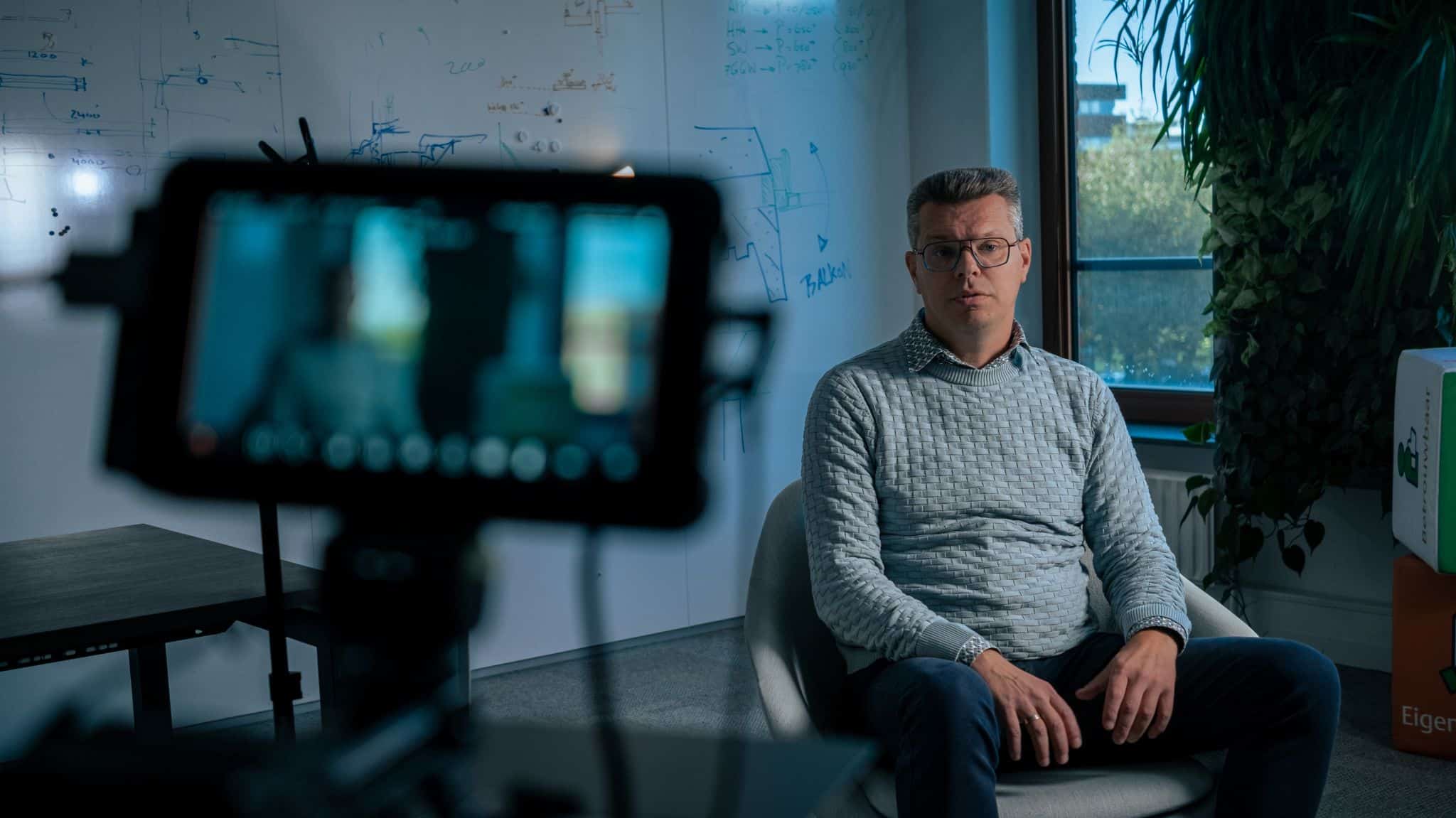 Grammatik Agency - BAM Nederland. A BAM employee sitting behind the camera ready for interview.