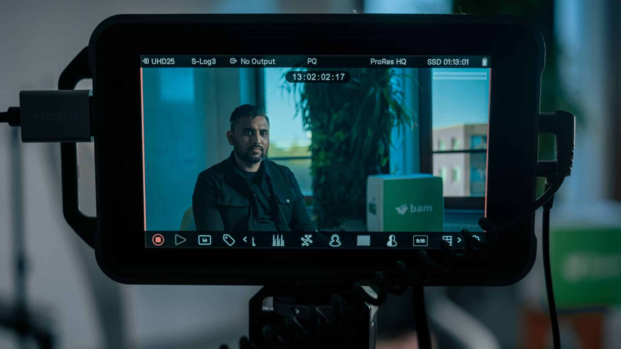 Grammatik Agency video case study - BAM Nederland. A shot of a BAM employee through a camera viewfinder